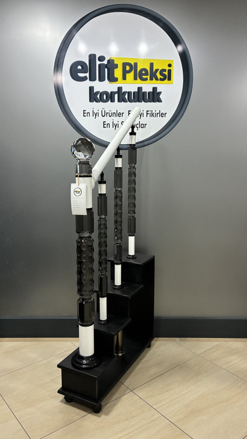 pleksi korkuluk, pleksi dikme, şeffaf küpeşte, kristal korkuluk, pleksi trabzan, merdiven korkuluğu, pleksi baba, ışıklı korkuluk, akrilik korkuluk, pleksi modelleri, lüks korkuluk, modern dikme, pleksi küpeşte, şeffaf trabzan, hava kabarcıklı dikme, pleksi fiyatları, pleksi montaj, merdiven dikmesi, dekoratif korkuluk, pleksi tasarım