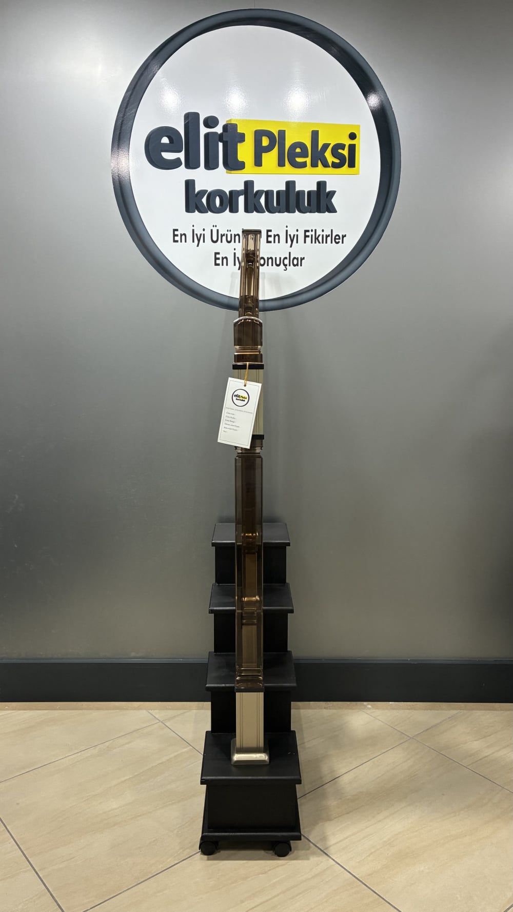 pleksi korkuluk, pleksi dikme, şeffaf küpeşte, kristal korkuluk, pleksi trabzan, merdiven korkuluğu, pleksi baba, ışıklı korkuluk, akrilik korkuluk, pleksi modelleri, lüks korkuluk, modern dikme, pleksi küpeşte, şeffaf trabzan, hava kabarcıklı dikme, pleksi fiyatları, pleksi montaj, merdiven dikmesi, dekoratif korkuluk, pleksi tasarım