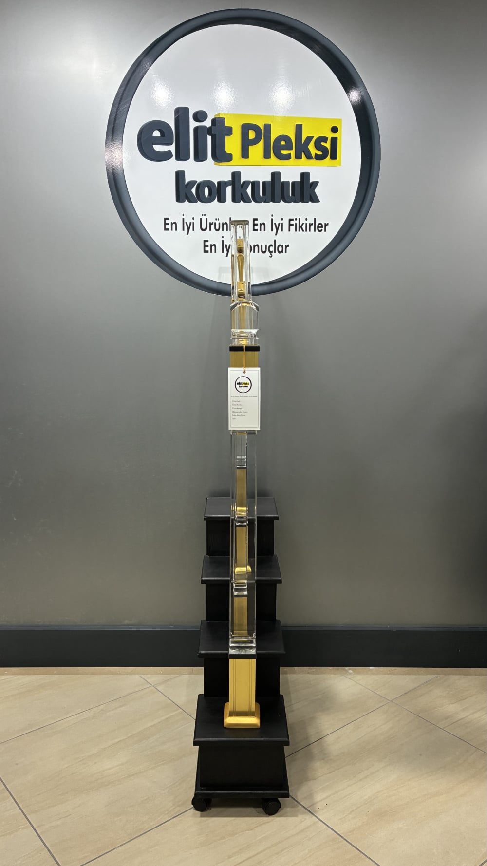 pleksi korkuluk, pleksi dikme, şeffaf küpeşte, kristal korkuluk, pleksi trabzan, merdiven korkuluğu, pleksi baba, ışıklı korkuluk, akrilik korkuluk, pleksi modelleri, lüks korkuluk, modern dikme, pleksi küpeşte, şeffaf trabzan, hava kabarcıklı dikme, pleksi fiyatları, pleksi montaj, merdiven dikmesi, dekoratif korkuluk, pleksi tasarım