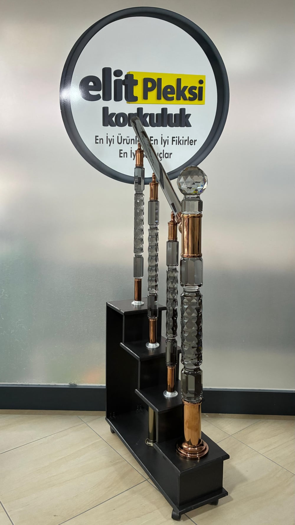 pleksi korkuluk, pleksi dikme, şeffaf küpeşte, kristal korkuluk, pleksi trabzan, merdiven korkuluğu, pleksi baba, ışıklı korkuluk, akrilik korkuluk, pleksi modelleri, lüks korkuluk, modern dikme, pleksi küpeşte, şeffaf trabzan, hava kabarcıklı dikme, pleksi fiyatları, pleksi montaj, merdiven dikmesi, dekoratif korkuluk, pleksi tasarım