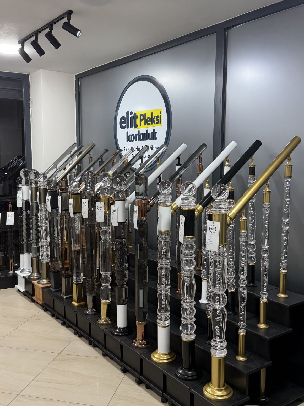 pleksi korkuluk, pleksi dikme, şeffaf küpeşte, kristal korkuluk, pleksi trabzan, merdiven korkuluğu, pleksi baba, ışıklı korkuluk, akrilik korkuluk, pleksi modelleri, lüks korkuluk, modern dikme, pleksi küpeşte, şeffaf trabzan, hava kabarcıklı dikme, pleksi fiyatları, pleksi montaj, merdiven dikmesi, dekoratif korkuluk, pleksi tasarım