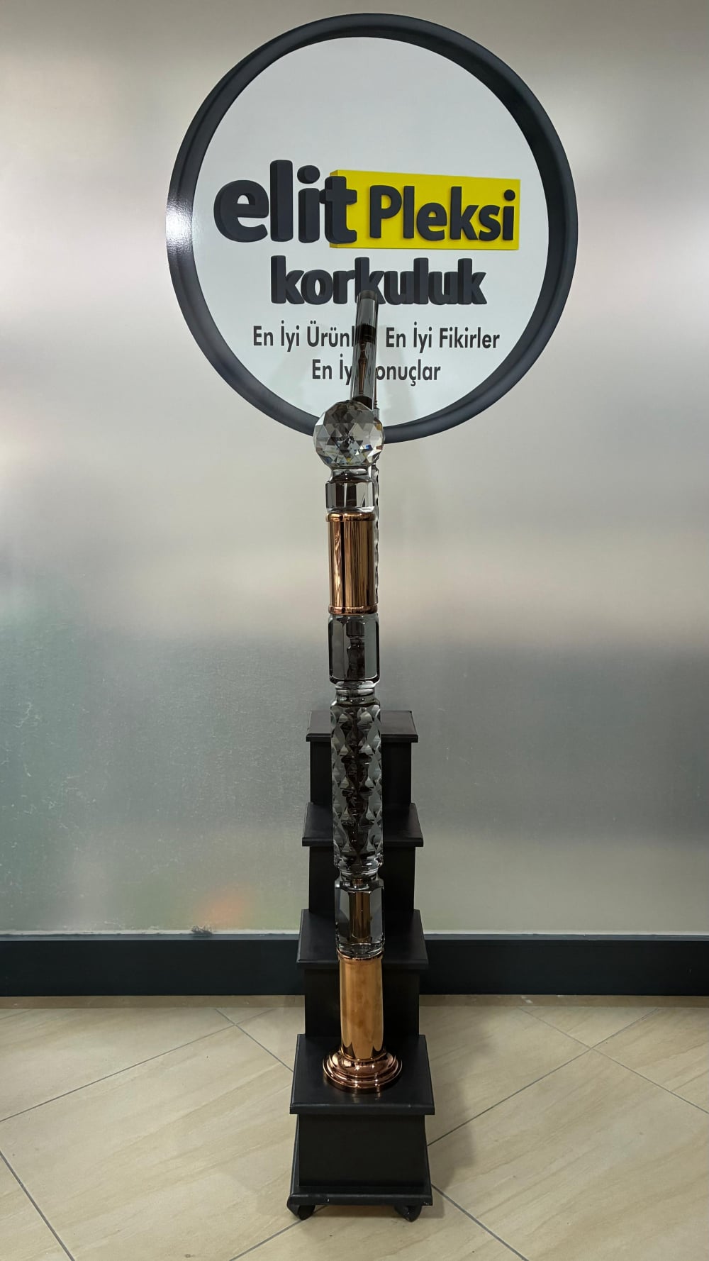 pleksi korkuluk, pleksi dikme, şeffaf küpeşte, kristal korkuluk, pleksi trabzan, merdiven korkuluğu, pleksi baba, ışıklı korkuluk, akrilik korkuluk, pleksi modelleri, lüks korkuluk, modern dikme, pleksi küpeşte, şeffaf trabzan, hava kabarcıklı dikme, pleksi fiyatları, pleksi montaj, merdiven dikmesi, dekoratif korkuluk, pleksi tasarım