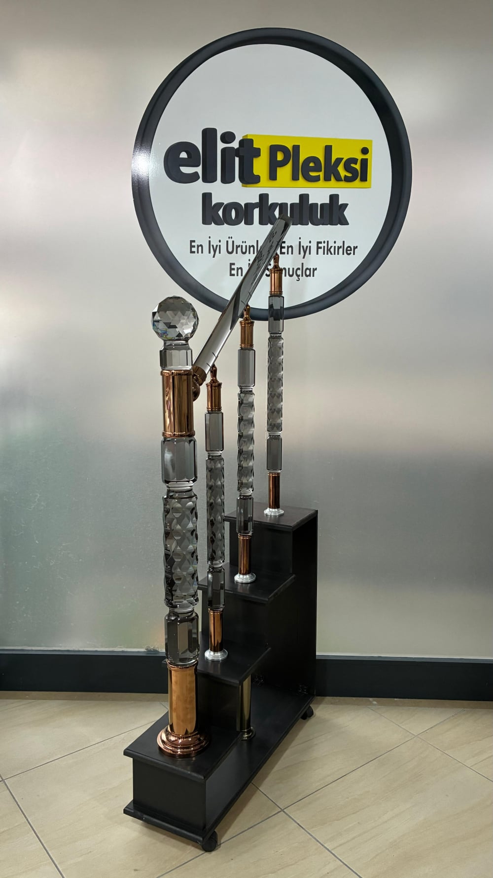 pleksi korkuluk, pleksi dikme, şeffaf küpeşte, kristal korkuluk, pleksi trabzan, merdiven korkuluğu, pleksi baba, ışıklı korkuluk, akrilik korkuluk, pleksi modelleri, lüks korkuluk, modern dikme, pleksi küpeşte, şeffaf trabzan, hava kabarcıklı dikme, pleksi fiyatları, pleksi montaj, merdiven dikmesi, dekoratif korkuluk, pleksi tasarım